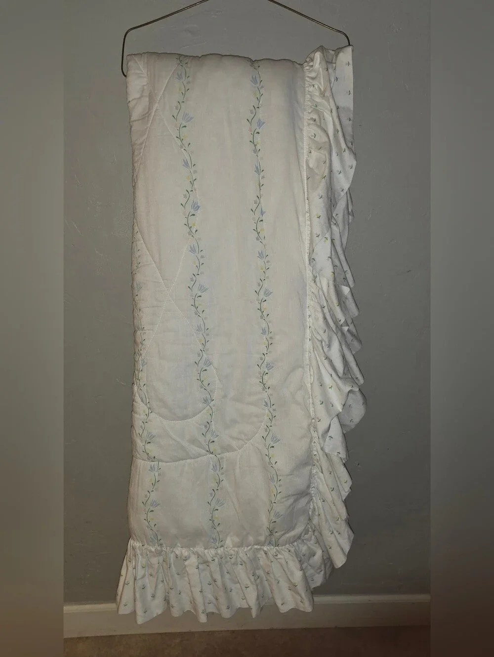 Vintage 1980s 1990s Quilted White Tulip Floral Ruffle Comforter Pillowcase Set